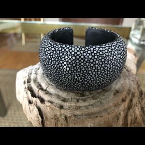 Stingray cuff
